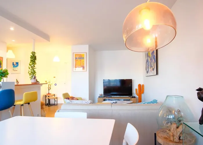 Beautiful And Bright Appt With Eiffel Tower View *